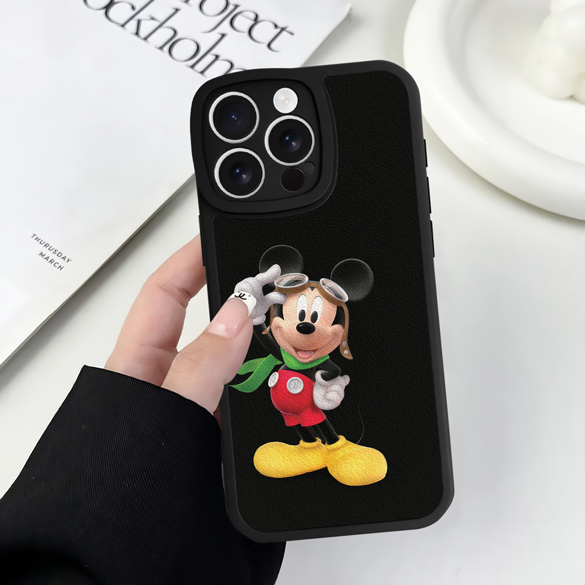 （画像用） ミッキーマウス Mickey Mouse 【iPhone 16シリーズ対応】シリコンスマホケース（レザー調） 材質：シリコン